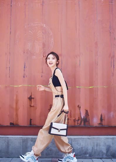 唐艺昕太厉害了,为秀小蛮腰,身穿背带裤,若隐若现很撩人