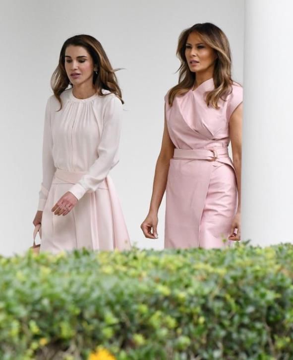 年龄相仿的第一夫人，同样是穿粉色系列的裙子但穿出了不同的韵味