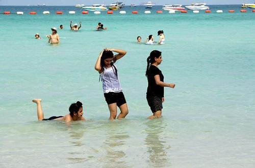 泰国女孩给你递毛巾，为何导游却说不要接？接一次就知道原因了