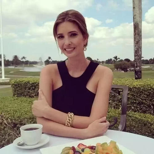 37岁的伊万卡,尖头高跟鞋很优雅,与邓文迪同框完胜!