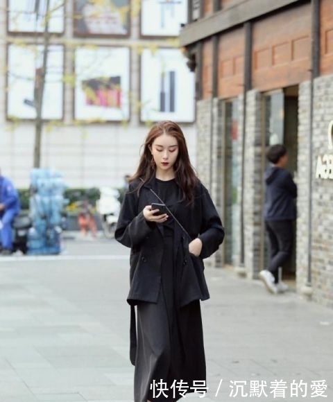 pageType_zmt美女搭配轻盈柔美的黄色连衣裙很显气质,充满时尚范