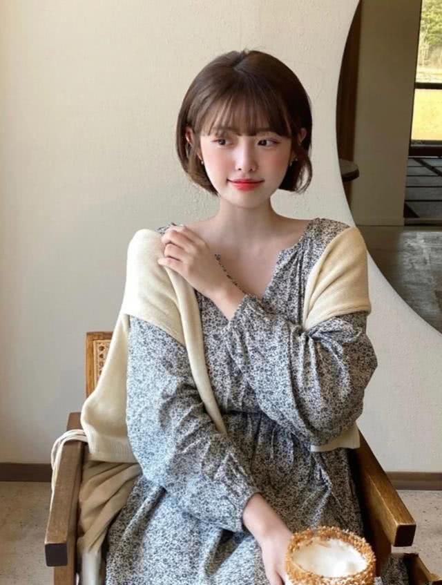  『复古』春天碎花裙穿搭：有气质才是最主要的