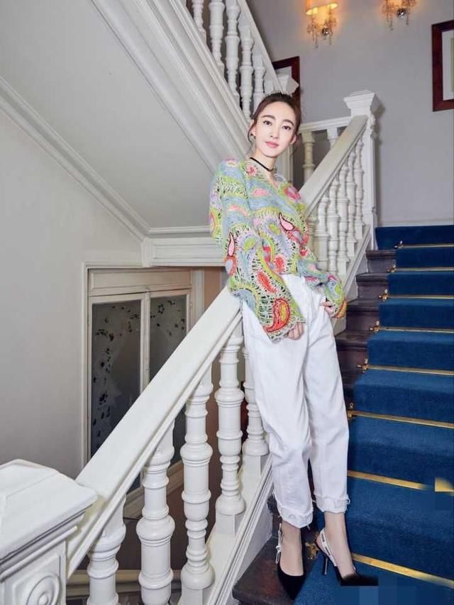 剪了短发的“素颜女神”王丽坤，简直跟开挂似的，美得堪比少女！