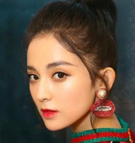 『女人』发际线高的女人别扎高马尾,换个发型更有气质,时尚减龄还不俗