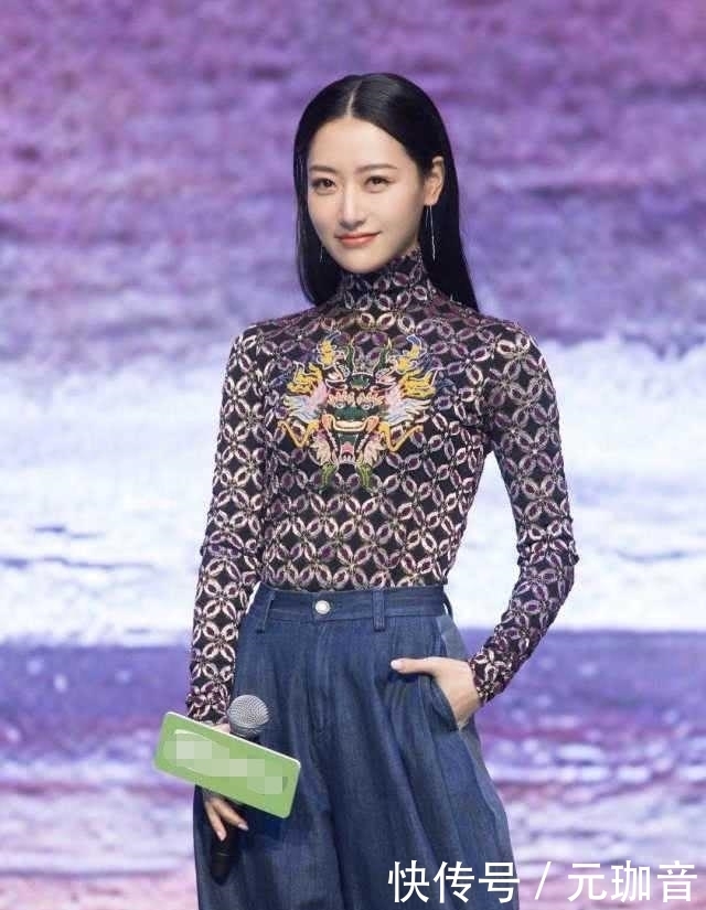 「 不住」她搭配印花上衣却意外时髦,白冰厉害了!拖地阔腿裤一般人吼不住