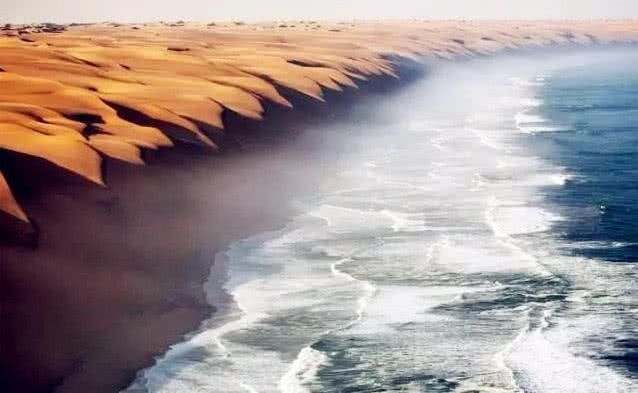 震撼:大自然才是最厉害的PS大师,沙漠与水的碰撞,飞机下巨大漩涡