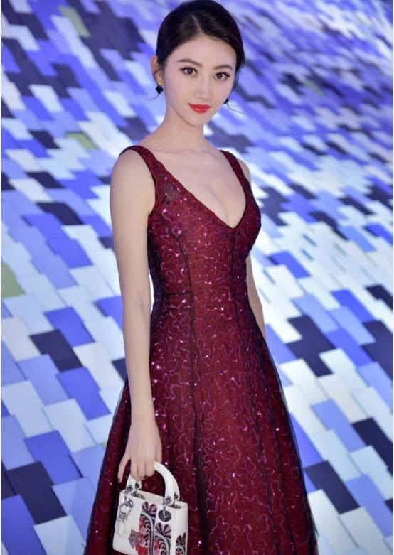 景甜穿深V裙,优雅大气,目测是美女一枚