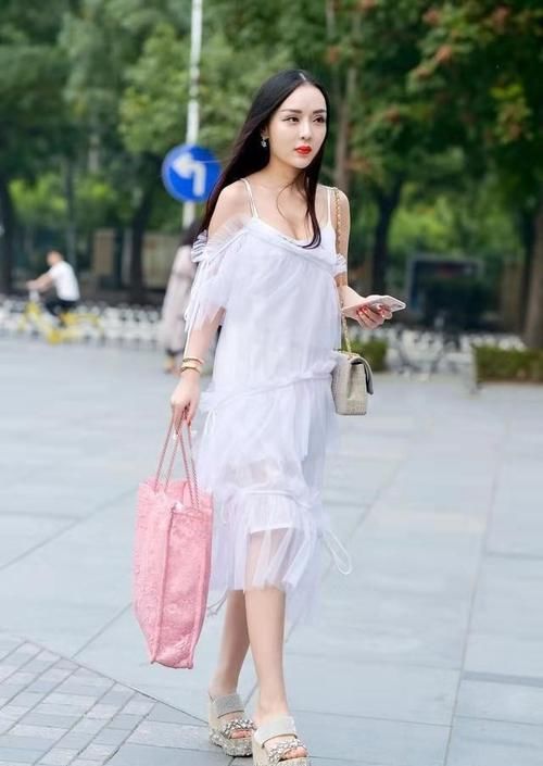  「气质」路人街拍，小姐姐时尚的黑色牛仔裤搭配白色休闲上衣，非常优雅
