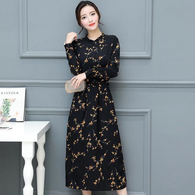 50岁婆婆很时髦，穿这样连衣裙惊艳全场，差点抢了新娘风头