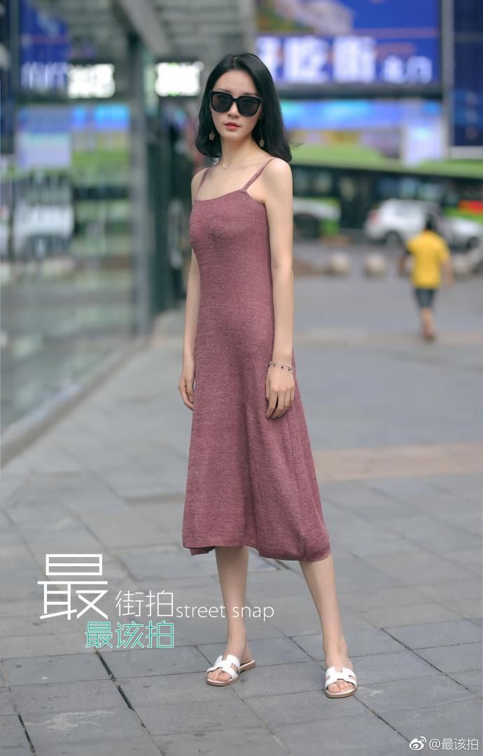街拍:清丽的长裙，治愈系笑容，小姐姐的美精致而优雅