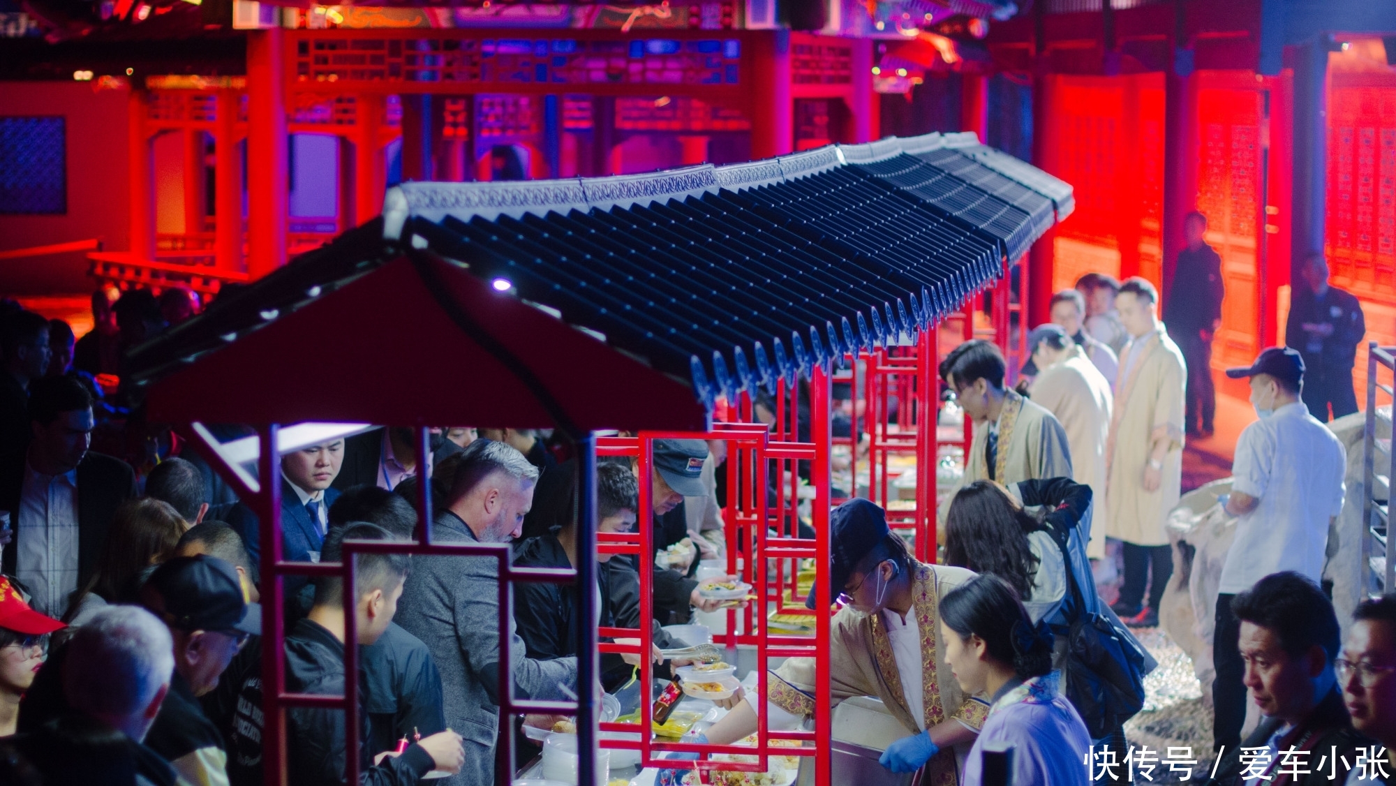 中国最奇怪的景区,白天没游客,晚上人挤人,把老外都吸引来了