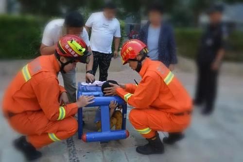  救援|家长警惕！同安小女孩手指被卡，竟是玩具惹的祸！消防员现场巧妙救援→