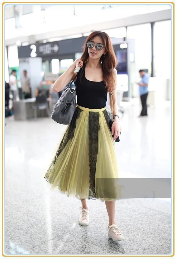 没林志玲身材真别穿小背心，像戚薇这样穿成未成年少女得多尴尬啊