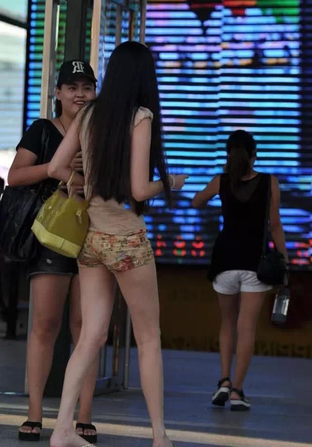 街拍丨你喜欢哪种身材的妹纸?丰乳肥臀还是~