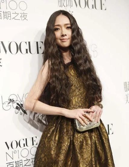 裙在颜色上■阔太郭碧婷气质真不是吹的,金色连衣裙配泡面头,难掩豪门气质