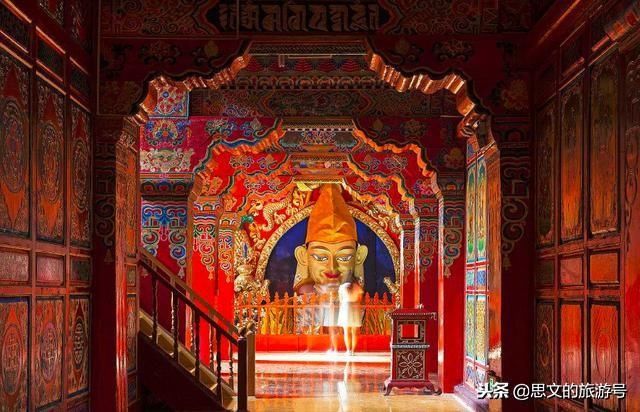 云南最大藏传佛教寺庙，被誉为“小布达拉宫”，犹如一座庄严古堡
