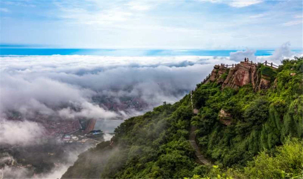 在这里形成了许多幽深的山间峡谷以及各种各样的瀑布和溪流,形成一幅云台地貌的特色景观