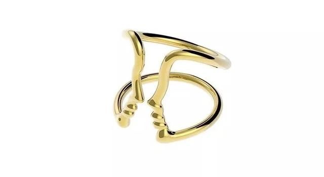 有一种“极简主义”，把女人的身体戴在耳朵上