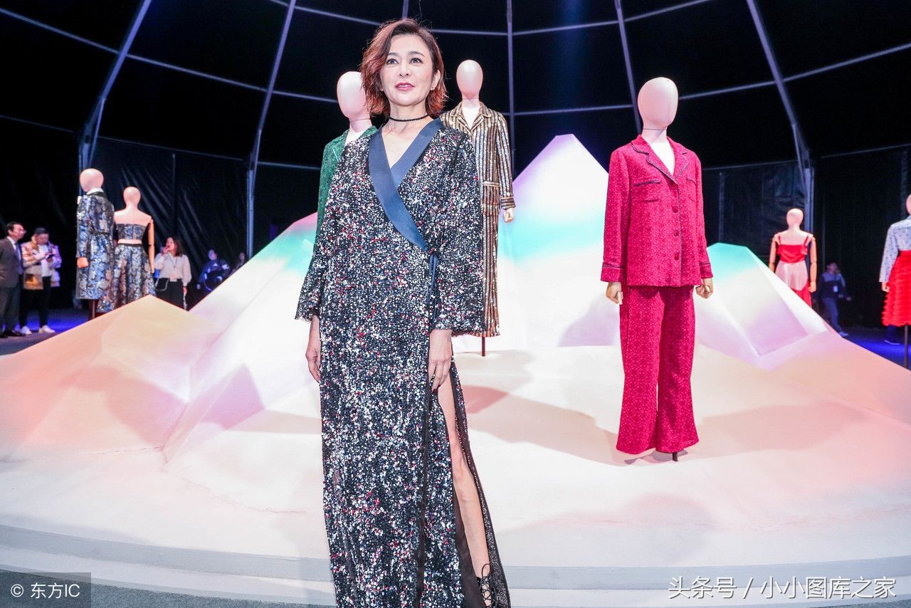 63岁赵雅芝美得忘了年龄，靓丽印花裙穿出少女感，冻龄就服你!