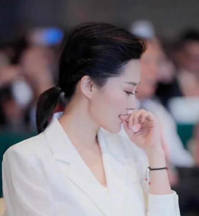 【漂亮】50岁的许晴为何还能风情万种?除了长得漂亮外,这点也至关重要