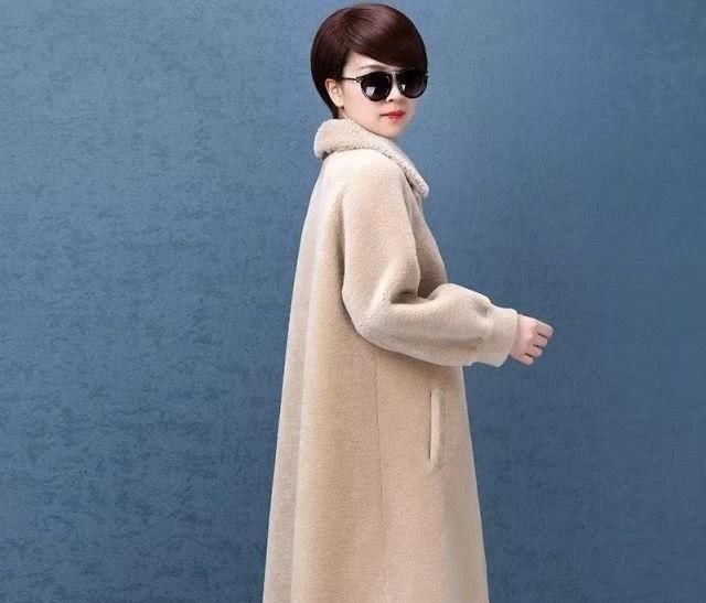  『舒适』70女人如果不差钱，大年三十，就穿羊剪绒大衣，高贵洋气贼保暖