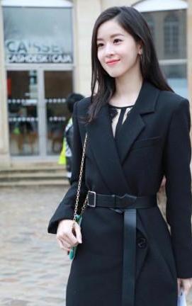 有一种痛苦叫穿错鞋！章泽天的鞋跟竟长在鞋子中间，你要怎么走路