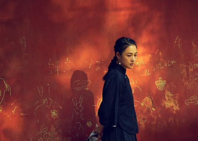 许晴和周韵旗袍装，风格差异明显，网友：姜文真会挑！