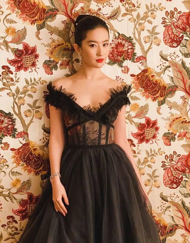  芭姐：一些女性穿衣服气质大到，我还担忧一些衣服裤子不配他们！