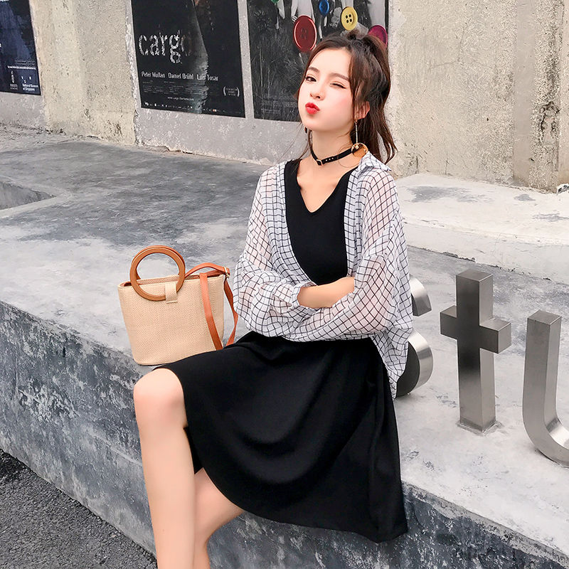 快看看这些女人，穿个小黑裙，妩媚美丽的像个小妖精，十分迷人