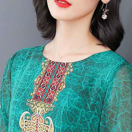 48岁老婆真时髦，穿上这种“改良旗袍”秋裙，遮肉显瘦又减龄