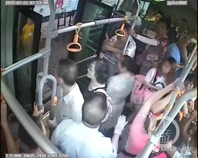 乘客吵得不可开交!司机停车说了一句话,整辆车都安静了