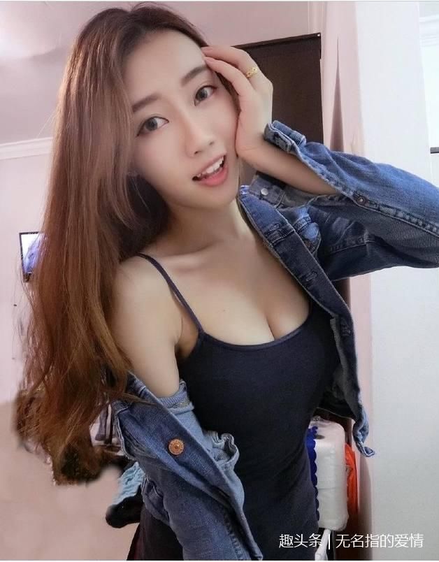 路人街拍，时尚简约的穿搭，轻松穿出女性曼妙有致身姿！