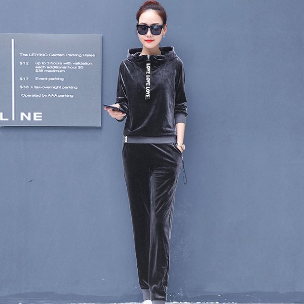 今年流行金丝绒运动卫衣，保暖还很洋气，穿上很好看