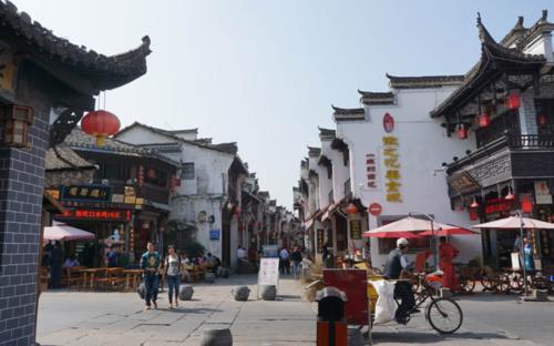 黄山市除了有黄山，还藏着两条有韵味的老街，绝对值得一去