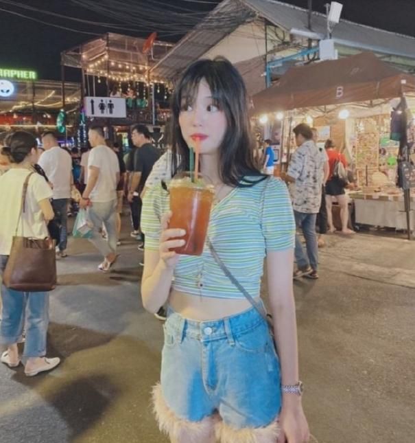 「少女」元气少女李侑菲,颜值高,身材好,笑起来还超级甜