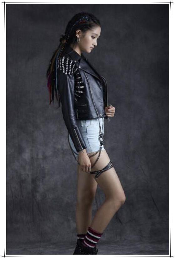 被关晓彤惊艳了！吊带连体裤穿出国际超模范儿，鹿晗真是捡到宝了