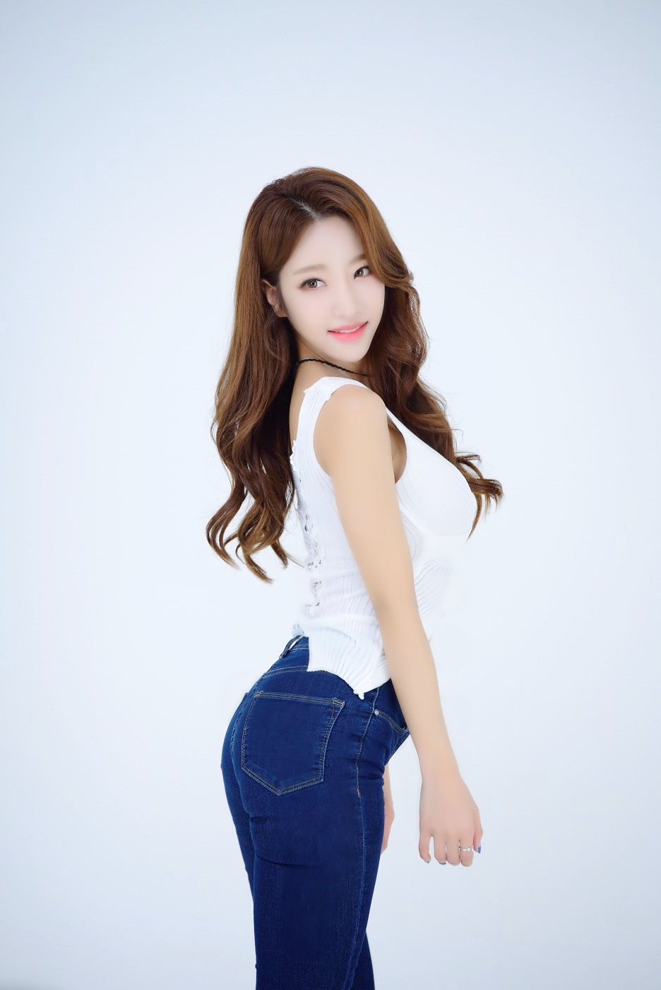 棚拍镜头下一个长发可爱的青春时尚美女