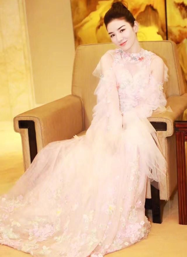 黄奕果然老了，都穿了深V裙还要多加层纱，看着不像只有40岁！