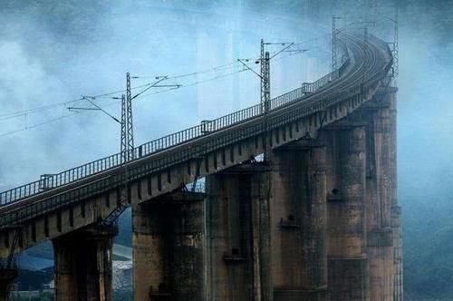  【鸣笛】中国最特殊的大桥，桥下埋着一个人，所有火车经过都要