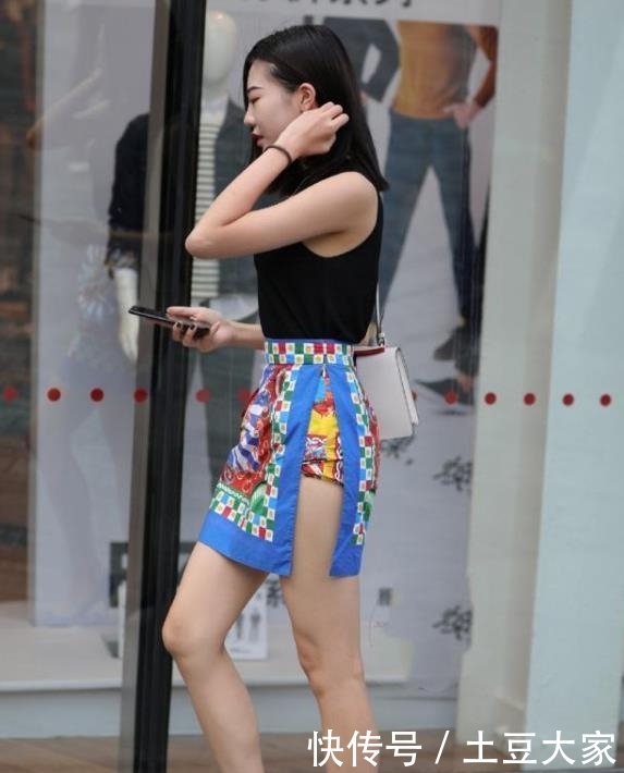  [气质]街拍美女：气质小姐姐，紧身裙穿搭，既时尚又不失魅力！