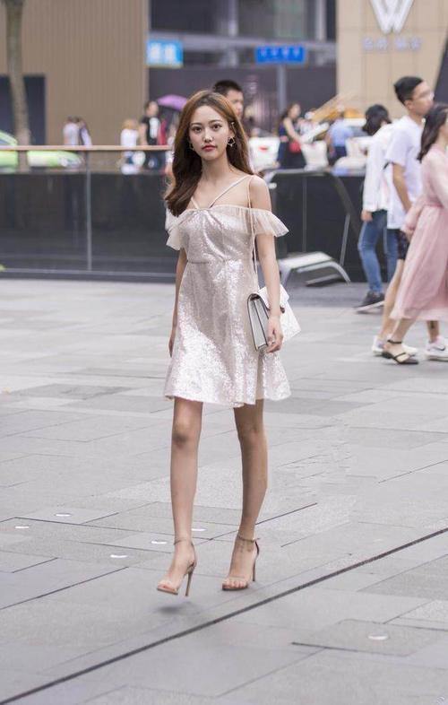 街拍：小姐姐的小蛮腰和臀部曲线凸显得性感又优雅！