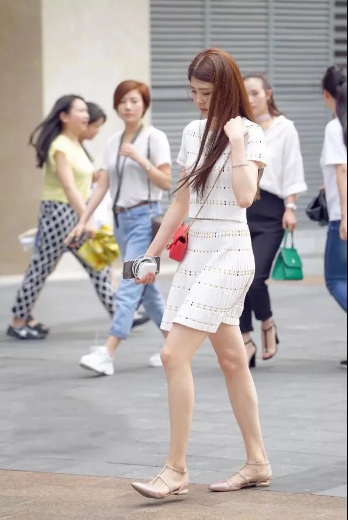 街拍路人，炎热的夏日就该这样打扮自己，无需过多修饰也能美美哒
