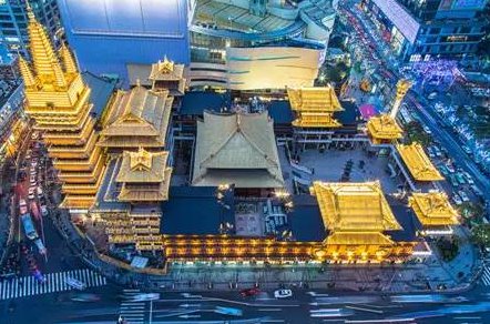  繁华闹市|中国最硬“钉子户”！15吨银佛坐镇价值连城，繁华闹市