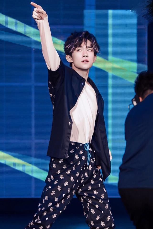 易烊千玺厉害，不仅长袖套短袖，还穿“花裤子”，居然一点不丑！