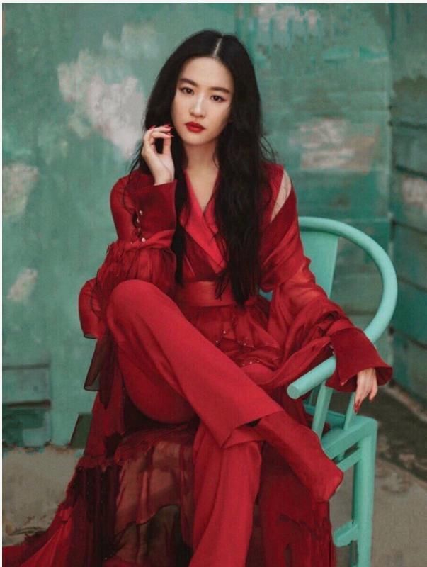 有种合影杀手叫刘亦菲,合照永远都是淡定脸,