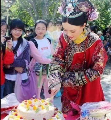  『打伞』孙俪拍《甄嬛传》时28岁，齐耳短发的她自己打伞为工作人员切蛋糕