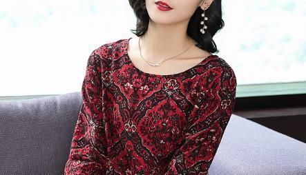 有一种高贵叫:“大牌”秋裙,45岁的老婆穿上身,洋气太显嫩