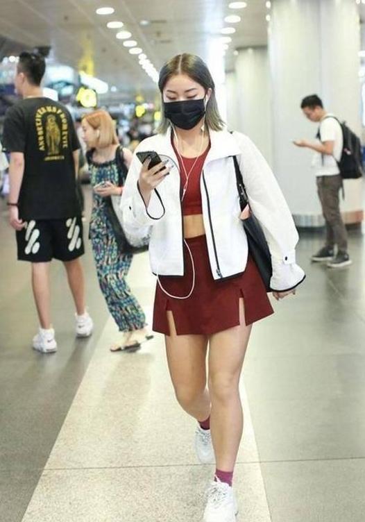 街拍：图1腿粗却穿超短裙的王菊，图3“破”裙美女，图4准妈妈