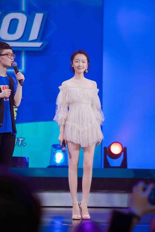 周冬雨厉害!连衣裙短成三角形也敢穿上台,网友:难怪腿长超1米