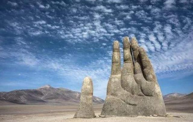 世界真正的五指山，号称为是沙漠之手，却被游客写满到此一游